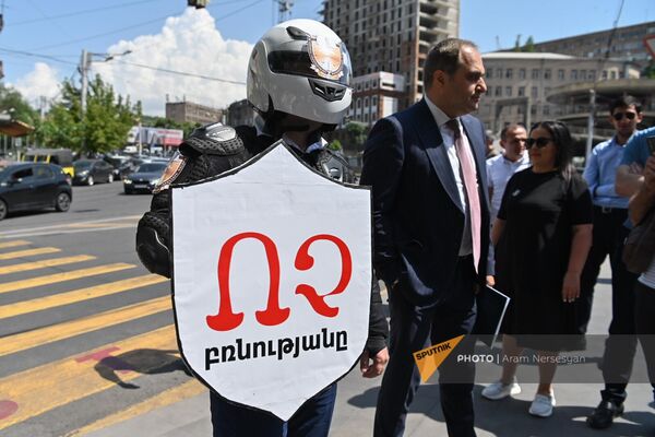 «Ոչ բռնությանը». զրահաբաճկոն ու սաղավարտ հագած փաստաբանները ոստիկանության շենքի մոտ են - Sputnik Արմենիա