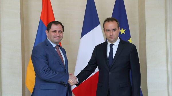 Министр обороны Армении Сурен Папикян встретился с министром вооруженных сил Франции Себастьеном Лькорну (20 июня 2023). Париж - Sputnik Армения