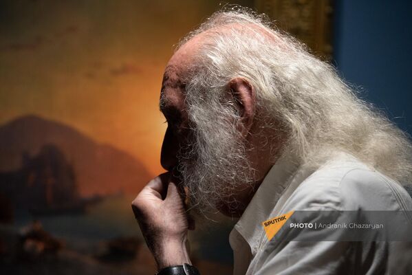 Посетитель галереи рассматривает одну из картин Айвазовского   - Sputnik Армения