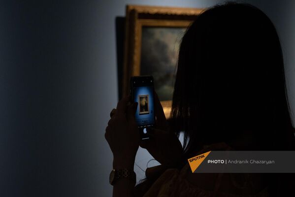 Посетительница галереи фотографируют картину Айвазовского  - Sputnik Армения
