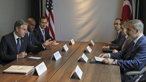 Госсекретарь США Энтони Блинкен на встрече с министром иностранных дел Турции Хаканом Фиданом (21 июня 2023). Лондон - Sputnik Армения