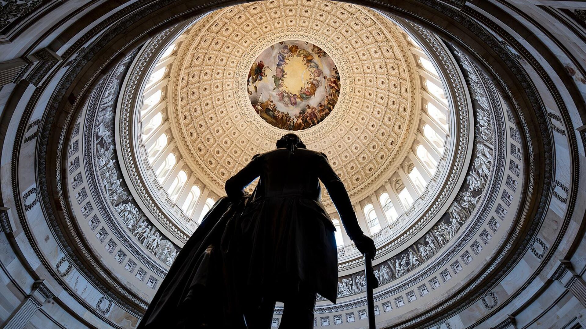 Статуя Джорджа Вашингтона на фоне ротонды Капитолия США, Вашингтон - Sputnik Արմենիա, 1920, 22.06.2023