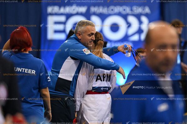 Тренер обнимает Аниту Макян после победы в поединке по кумитэ-карате с украинской спортсменкой на III Европейских Летних Играх (23 июня 2023). Краков - Sputnik Армения