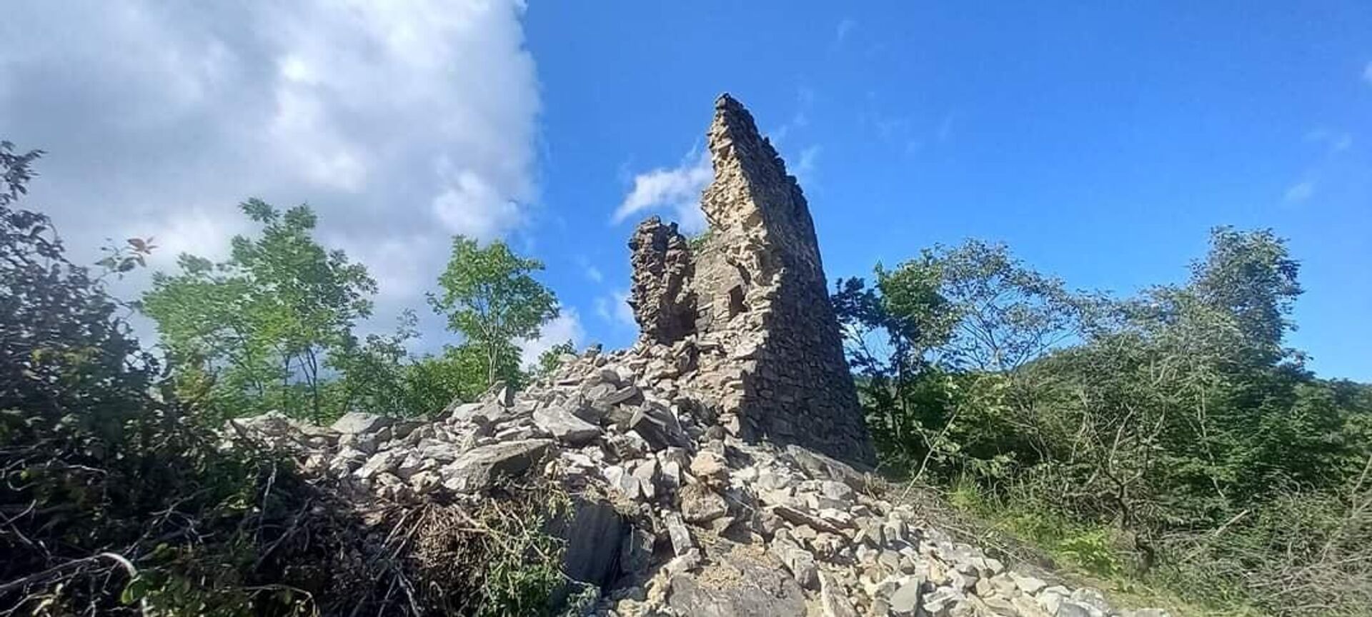 Трехэтажная башня XIII века недалеко от монастырского комплекса Седву Сурб Ншан, частично обрушилась  - Sputnik Արմենիա, 1920, 25.06.2023