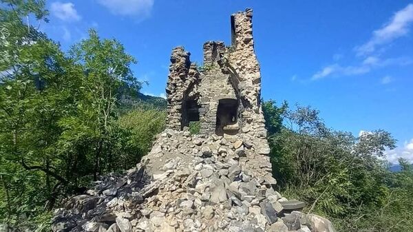 Трехэтажная башня XIII века недалеко от монастырского комплекса Седву Сурб Ншан, частично обрушилась  - Sputnik Армения