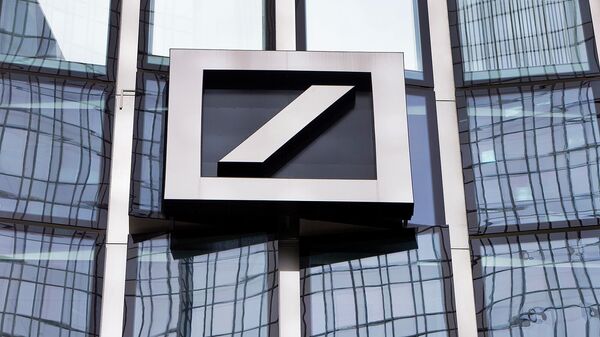 Логотип Deutsche Bank на здании банка во Франкфурте  - Sputnik Армения