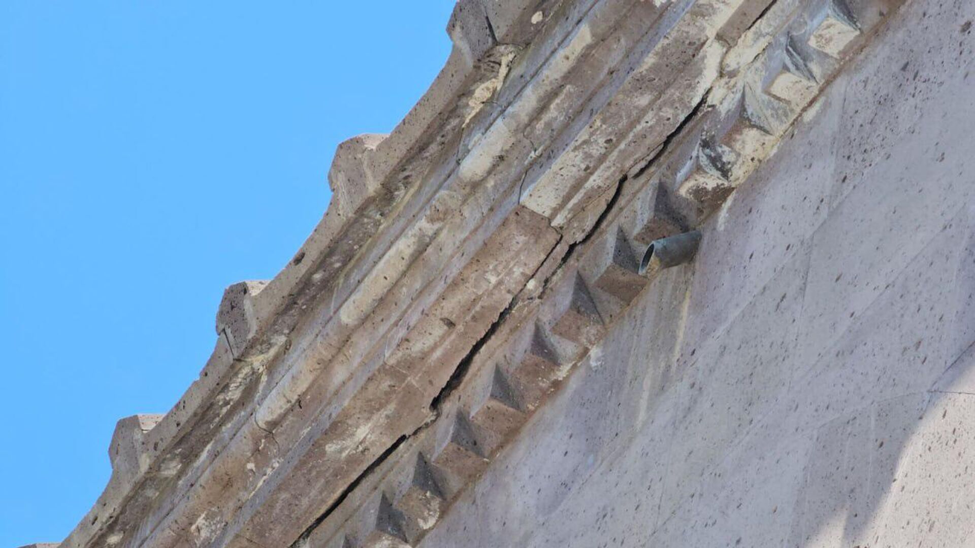 Спасатели МВД демонтировали около 50 камней из разных частей карниза церкви Святой Троицы на улице Раффи из-за угрозы их обрушения (26 июня 2023). Еревaн - Sputnik Արմենիա, 1920, 26.06.2023
