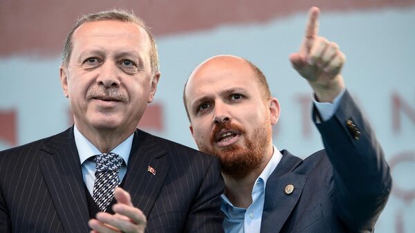 Президент Турции Реджеп Тайип Эрдоган с сыном Билалом на сцене во время Стамбульского молодежного фестиваля (4 мая 2017). Стамбул - Sputnik Армения
