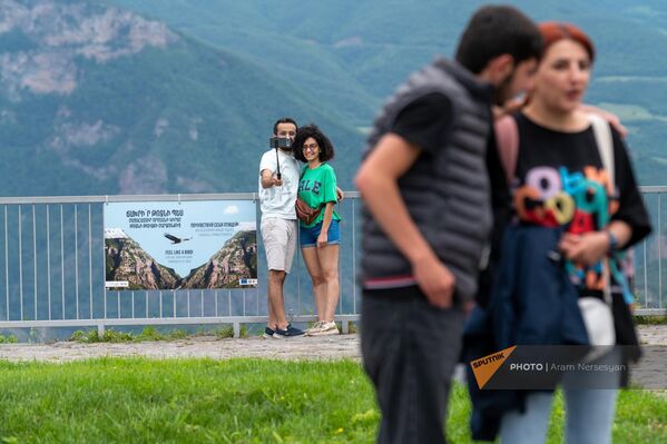 Гости фестиваля &quot;В горах&quot; на территории канатной дороги &quot;Крылья Татева&quot; - Sputnik Армения