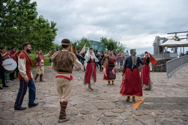 Национальные танцы на территории Татевского монастыря - Sputnik Армения