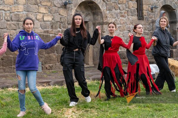 Национальные танцы вместе с профессиональными танцорами - Sputnik Армения