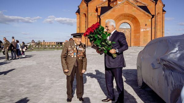 Почетный консул Армении в Тюмени Абрам Овеян поздравил ветеранов ВОВ Розалию Абгарян со 100-летним юбилеем и Нерсеса Симоняна и подарил автомобили - Sputnik Армения