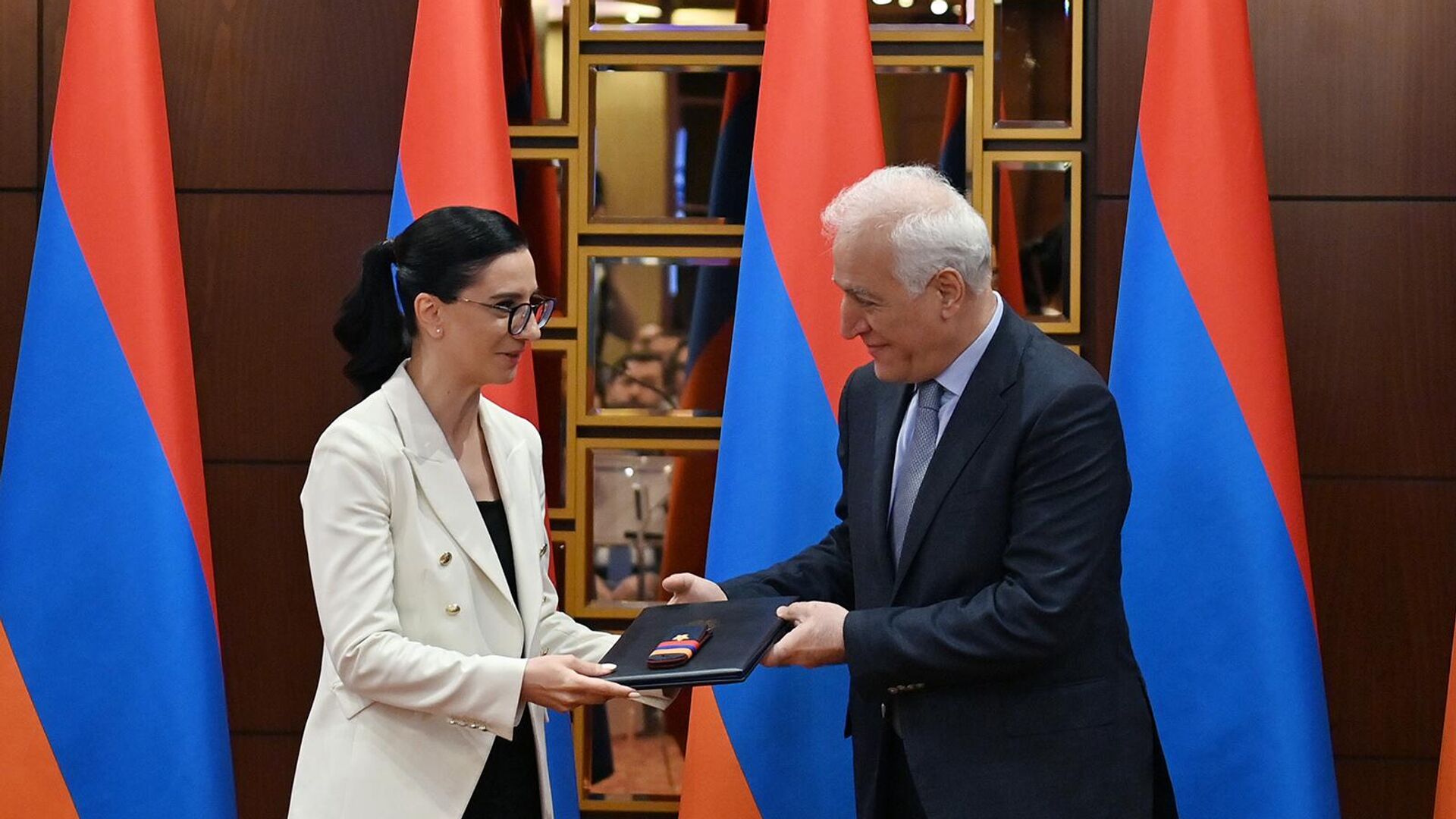Президент Ваагн Хачатурян и генеральный прокурор Анна Вардапетян на конференции, посвященной 105-летию основания прокуратуры Республики Армения (1 июля 2023). Еревaн Президент Ваагн Хачатурян и генеральный прокурор Анна Вардапетян на конференции, посвященной 105-летию основания прокуратуры Республики Армения (1 июля 2023). Еревaн - Sputnik Армения, 1920, 01.07.2023
