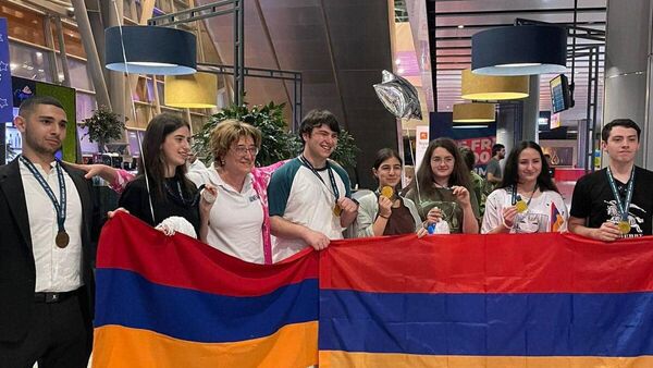 Школьники из Армении завоевали 4 золотых, 1 серебряную и 2 бронзовые медали на Международной олимпиаде по прикладной биологии в Индонезии - Sputnik Армения