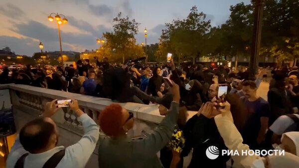 Парижская полиция оттеснила людей от Триумфальной арки в сторону Елисейских полей - Sputnik Армения