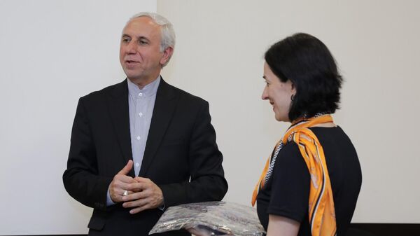 Министр ОНКС Жанна Андреасян приняла Чрезвычайного и полномочного посла Ирана в РА Аббаса Бадахшана Зохури, завершающего свою миссию в республике (3 июля 2023). Еревaн - Sputnik Армения
