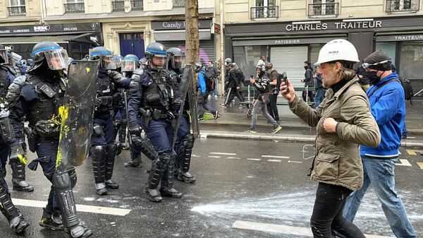 Участники протеста и сотрудники правоохранительных органов на одной из улиц Парижа - Sputnik Армения