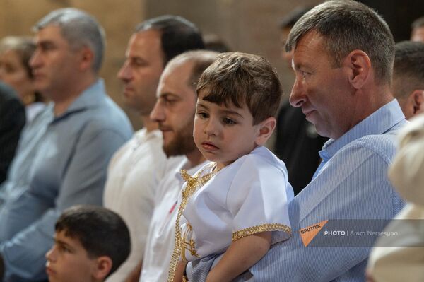 Маленький Давид Мосинян на церемонии крещения - Sputnik Армения