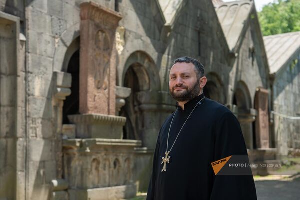 Духовный пастырь монастырского комплекса Санаин священник Масис Аракелян - Sputnik Армения
