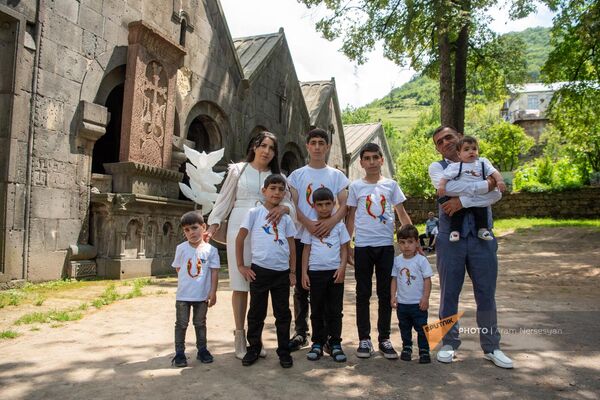 Многодетная семья Мосинян перед крещением - Sputnik Армения