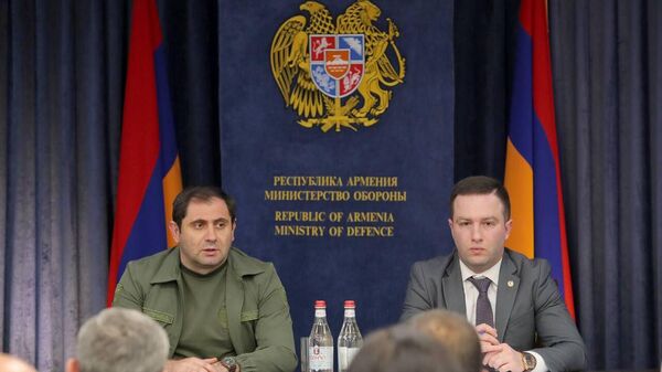 Министр обороны Сурен Папикян на совещании по подведению итогов полугодия с военнослужащими и гражданскими служащими Управления информации и по связям с общественностью МО (4 июля 2023). Еревaн - Sputnik Армения