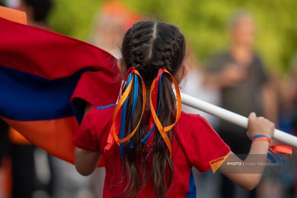 Маленькая участница традиционного шествия с армянским триколором  - Sputnik Армения
