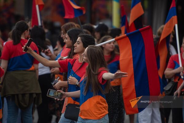 Участники шествия делают селфи на фоне армянского триколора - Sputnik Армения