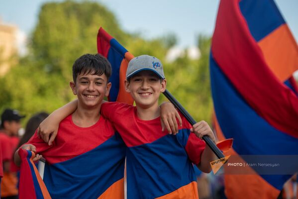 Юные участники традиционного шествия с армянским триколором  - Sputnik Армения