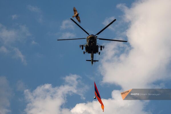 Вертолет с армянским триколором над городом   - Sputnik Армения