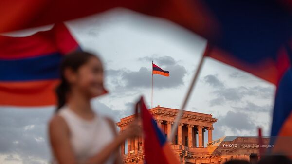 Армянский триколор на здании Правительства во время празднования Дня Конституции и государственных символов (5 июля 2023). Еревaн - Sputnik Армения