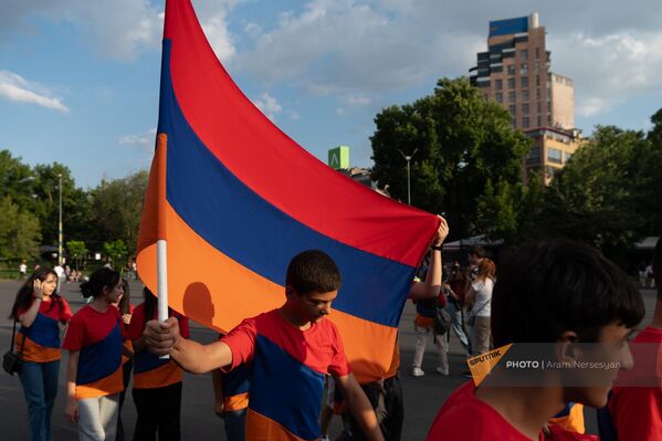 Юные участники традиционного шествия в честь Дня Конституции и государственных символов с армянским триколором - Sputnik Армения