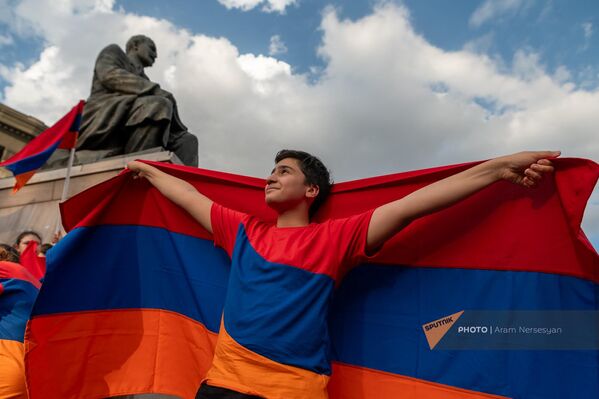 Юные участники традиционного шествия с армянским триколором - Sputnik Армения