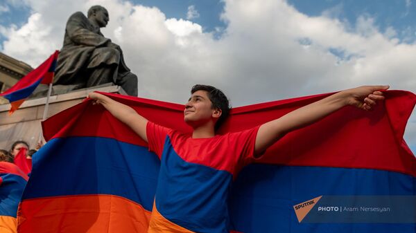 Юный участники традиционного шествия в честь Дня Конституции и государственных символов с армянским триколором (5 июля 2023). Еревaн - Sputnik Армения