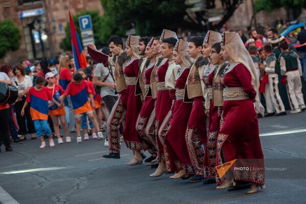 Национальные танцы в честь Дня Конституции и государственных символов на площади Республики - Sputnik Армения