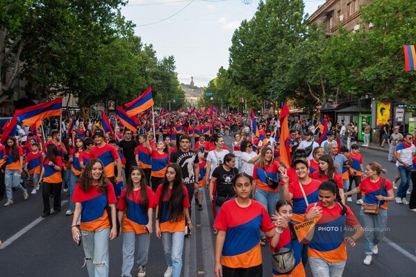 Участники традиционного шествия в честь Дня Конституции и государственных символов  - Sputnik Армения