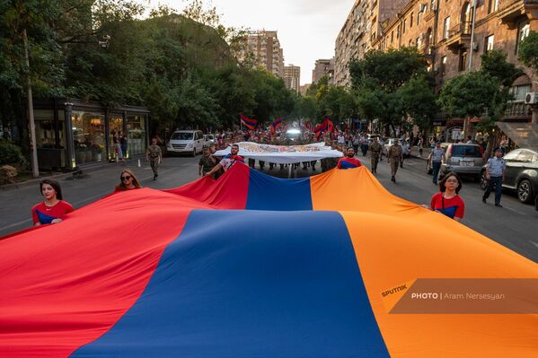 Участники шествия несут армянский триколор  - Sputnik Армения