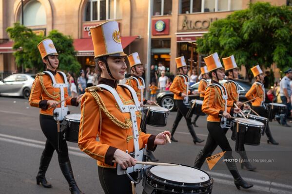 Барабанщицы в авангарде традиционного шествия  - Sputnik Армения