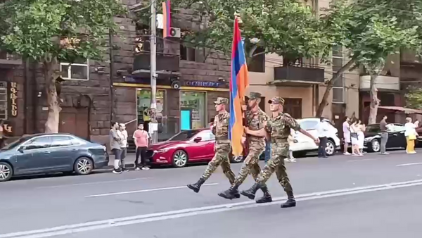 Տոնական քայլերթեր Երևանում՝ Սահմանադրության ու պետական խորհրդանշանների օրվա առիթով - Sputnik Արմենիա