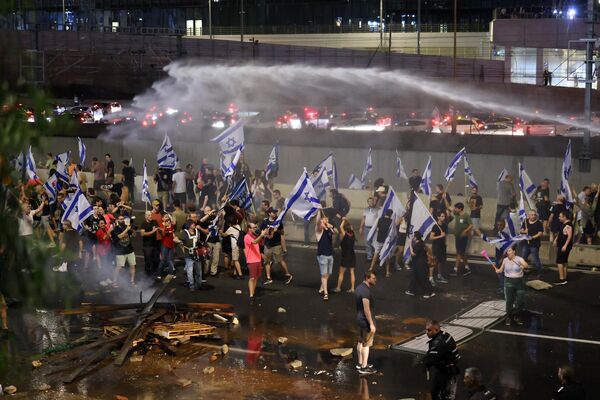 Израильская полиция использует водометы для разгона демонстрантов - Sputnik Армения