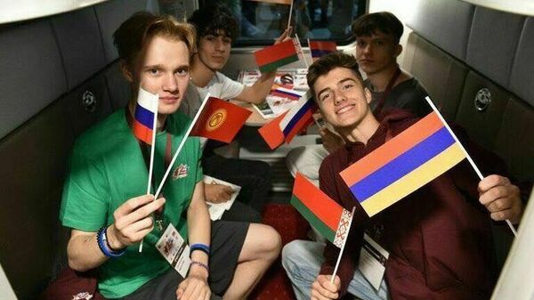 Ռուսաստանի, Բելառուսի, Հայաստանի և Ղրղզստանի ավագ դպրոցների աշակերտները երկշաբաթյա ճանապարհորդության ավարտին  - Sputnik Արմենիա