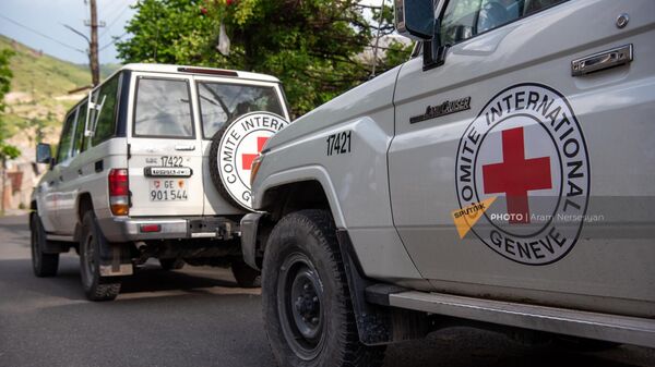 Автомобили Международного Комитета Красного Креста в Сюнике - Sputnik Армения