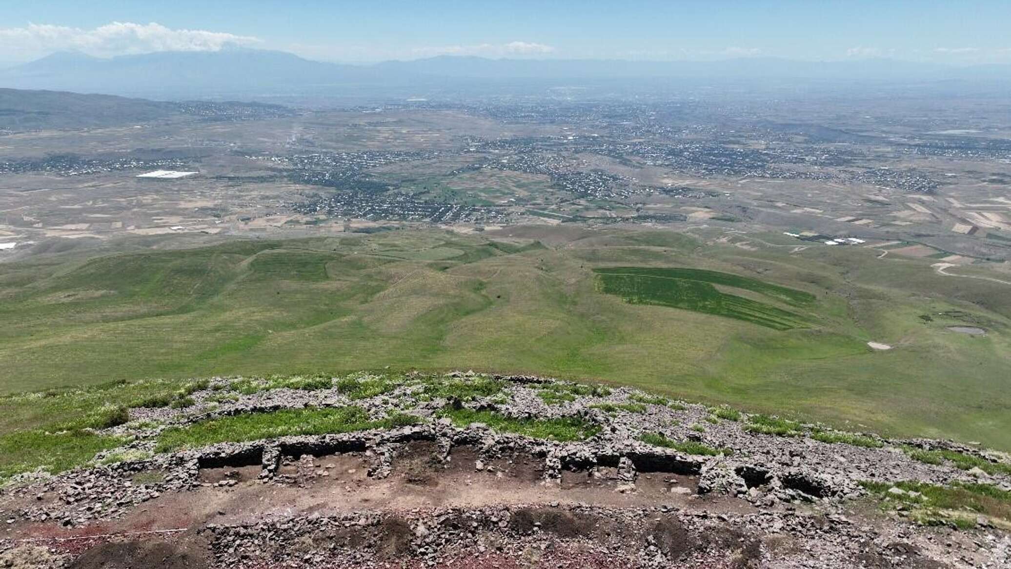 Гора в армении где. Горы Цахкашат Армения. В горах. Крепость на горе. Гора Аралер Армения на 2023.