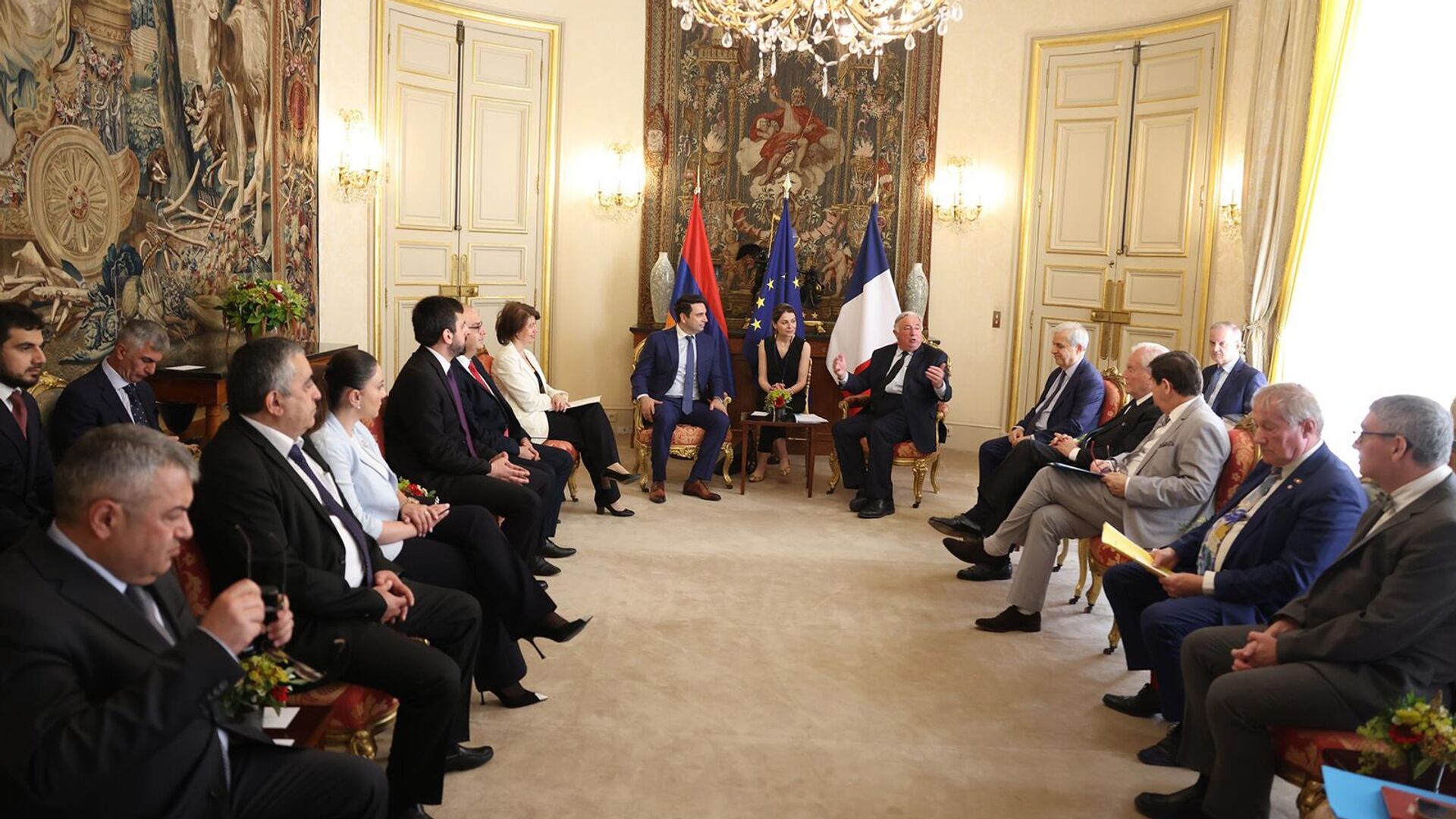 Председатель НС Армении Ален Симонян встретился с председателем Сената Франции Жераром Ларше (11 июля 2023). Париж - Sputnik Армения, 1920, 11.07.2023