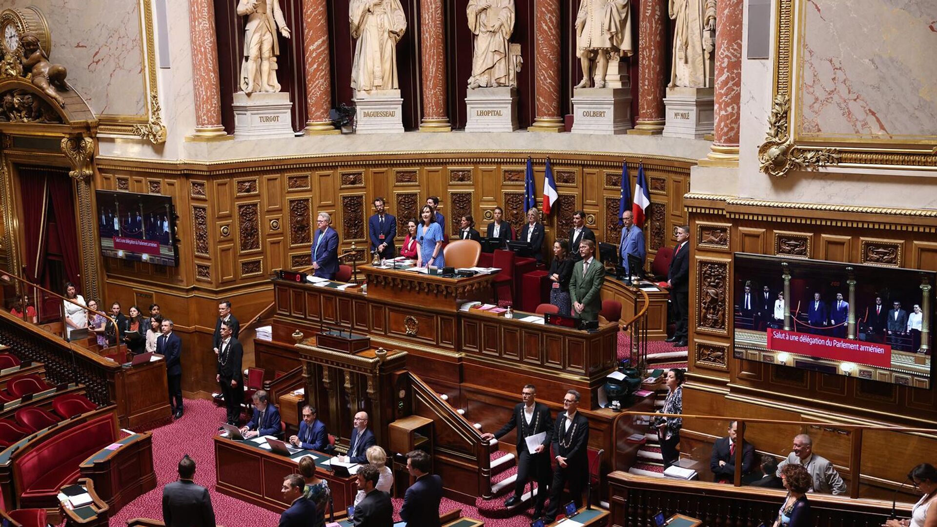 Возглавляемая председателем НС РА Аленом Симоняном делегация во время официальной церемонии приветствия в зале Сената Франции (11 июля 2023). Париж - Sputnik Армения, 1920, 11.07.2023