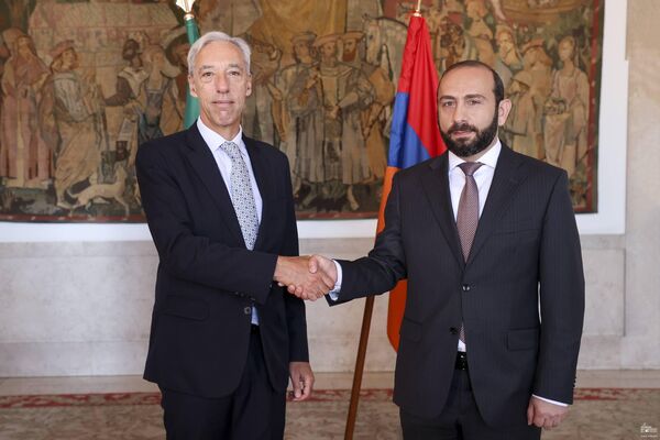 Արարատ Միրզոյանը Լիսաբոնում հանդիպել է Պորտուգալիայի ԱԳ նախարար Ժուաու Գոմըշ Կռավինյուի հետ - Sputnik Արմենիա