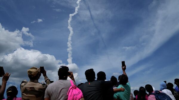 Մարդիկ հետևում են Chandrayaan-3-ի թռիչքի մեկնարկին, Հնդկաստան - Sputnik Արմենիա