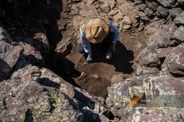 Մասնագետը հերթական գտածոն է մաքրում - Sputnik Արմենիա