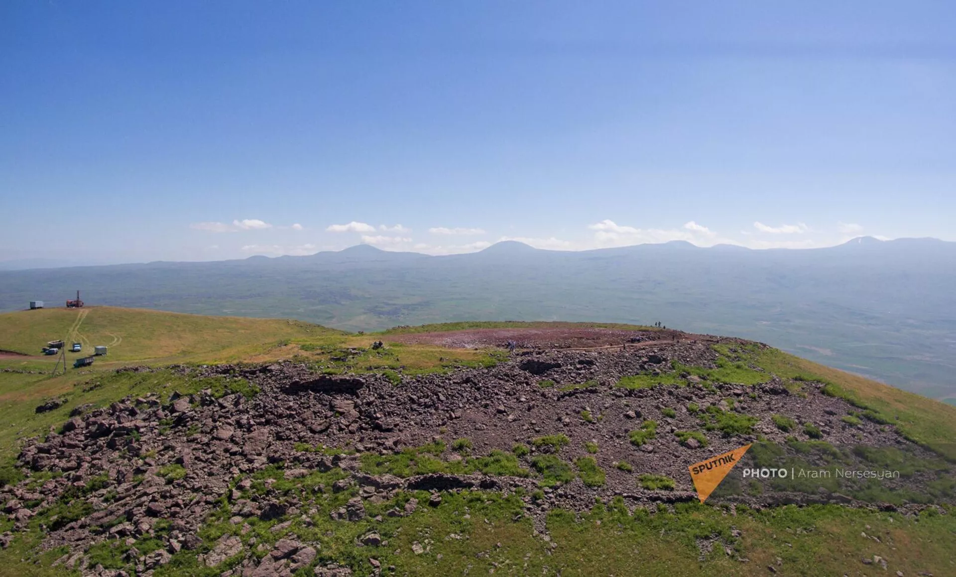 Раскопки древней Крепости Шамирам на вершине горы Атис Котайкской области - Sputnik Արմենիա, 1920, 14.07.2023