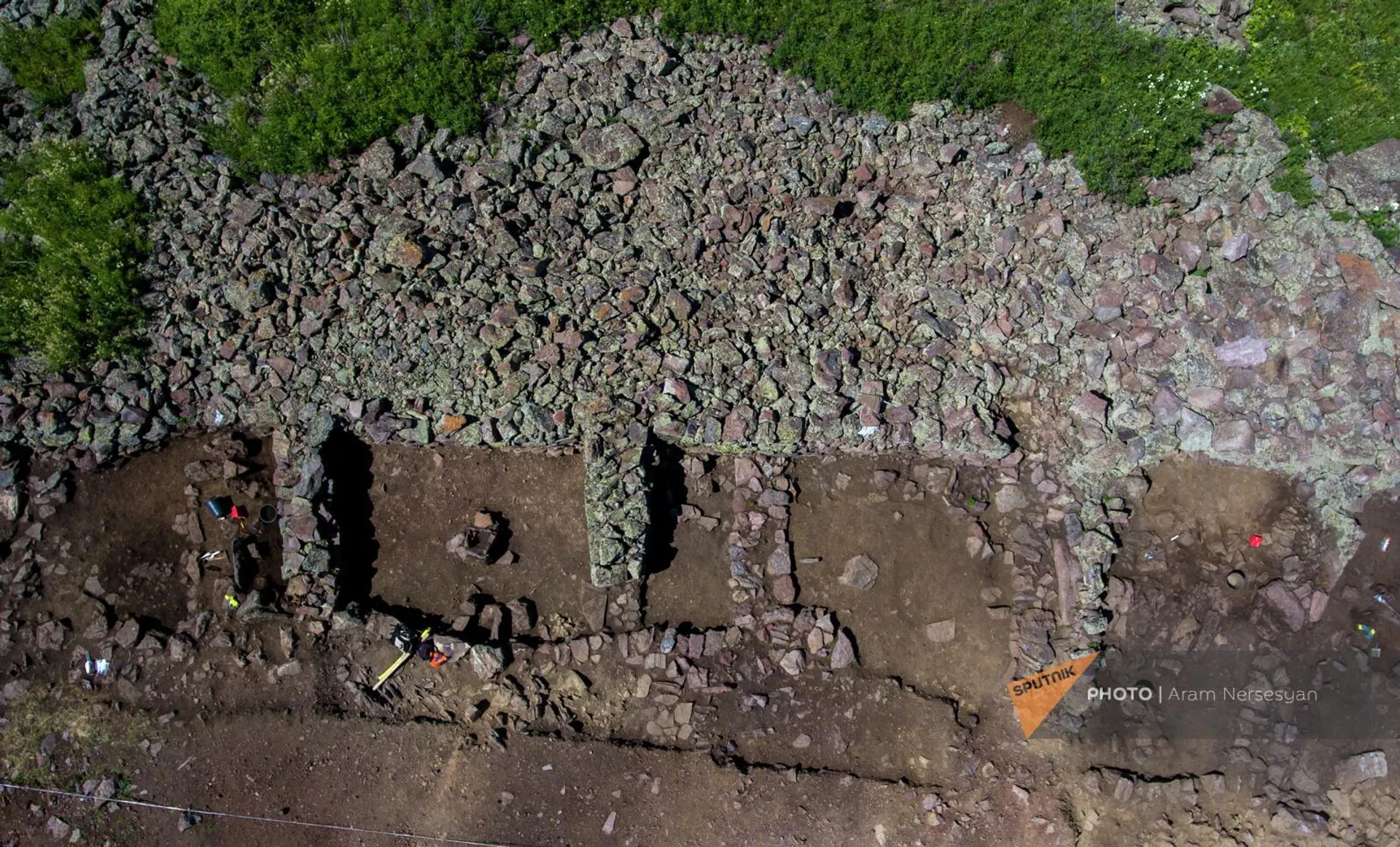 Раскопки древней Крепости Шамирам на вершине горы Атис Котайкской области - Sputnik Արմենիա, 1920, 14.07.2023