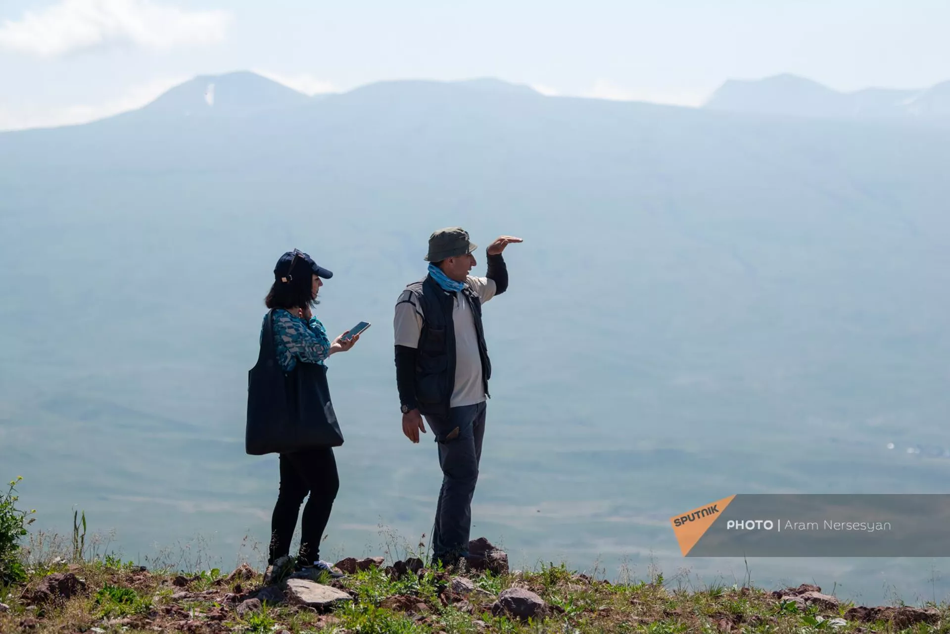 Корреспондент Sputnik Армения Марианна Пайтян беседует с руководителем археологической группы Артуром Петросяном на территории раскопок древней Крепости Шамирам на вершине горы Атис Котайкской области - Sputnik Արմենիա, 1920, 14.07.2023